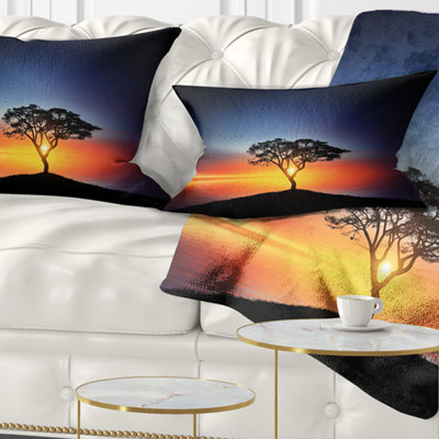 Coussin décoratif magnifique coucher de soleil sur un arbre solitaire