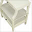 Table de chevet Newland Antique White avec tiroir spacieux et plateau coulissant pour une décoration élégante et fonctionnelle