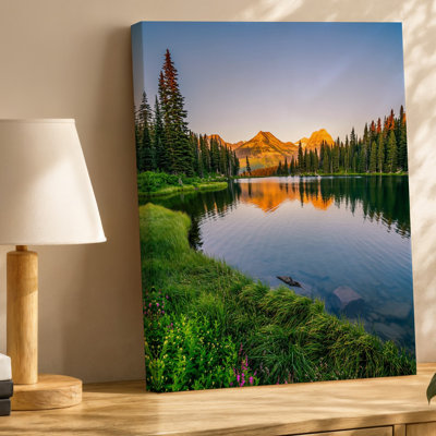 Toile, "Un paysage serein avec un lac tranquille entouré d'art luxuriant, arbres à feuilles persistantes reflétant les montagnes"