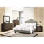 Lit double avec tête de lit tapissier, couleur grise et arche pour un lit contemporain de style chambre à coucher transitionnelle, cadre de lit