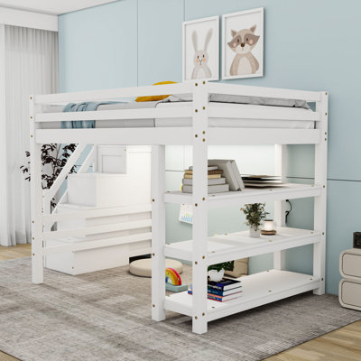 Lit mezzanine en bois avec escalier, tablettes et lumière