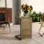 La table d'appoint de patio brun, fabriquée en bois, augmente l'espace de la table extérieure, la conception moderne et pratique, la fabrication, l'assemblage inclus la finition de la lampe en bois, ajoute de l'espace supplémentaire au patio, fonctionnel et requis