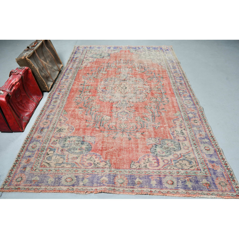 Tapis turc vintage fait à la main en rouge et bleu pour un décor bohémien avec un héritage anatolien
