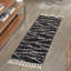 Tapis noir / blanc à motif géométrique Abrahams-443945291