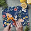 Planche à découper en verre trempé 3 mm x 8 po Blue Meadow Floral