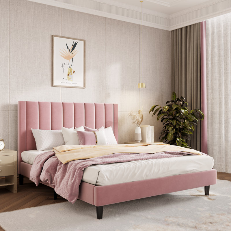 Lit plateforme tapissier avec velours et tête de lit rayée Stauton, Grand, Rose