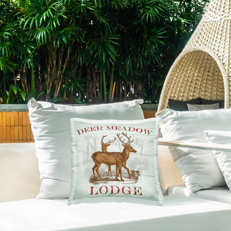 Conception de coussin d'extérieur imprimé Deer Meadow Lodge par Lula Bijoux & co., Cerf brun