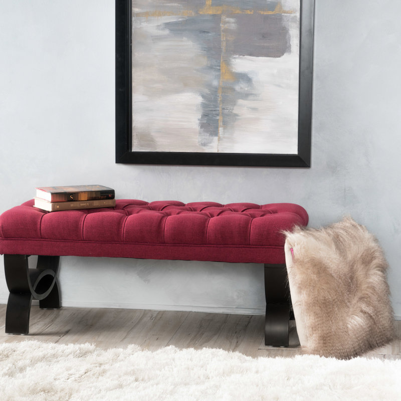 Rouge sophistiqué avec un revêtement luxueux et des détails de coutures en diamant, superbe banc, siège confortable capitonné