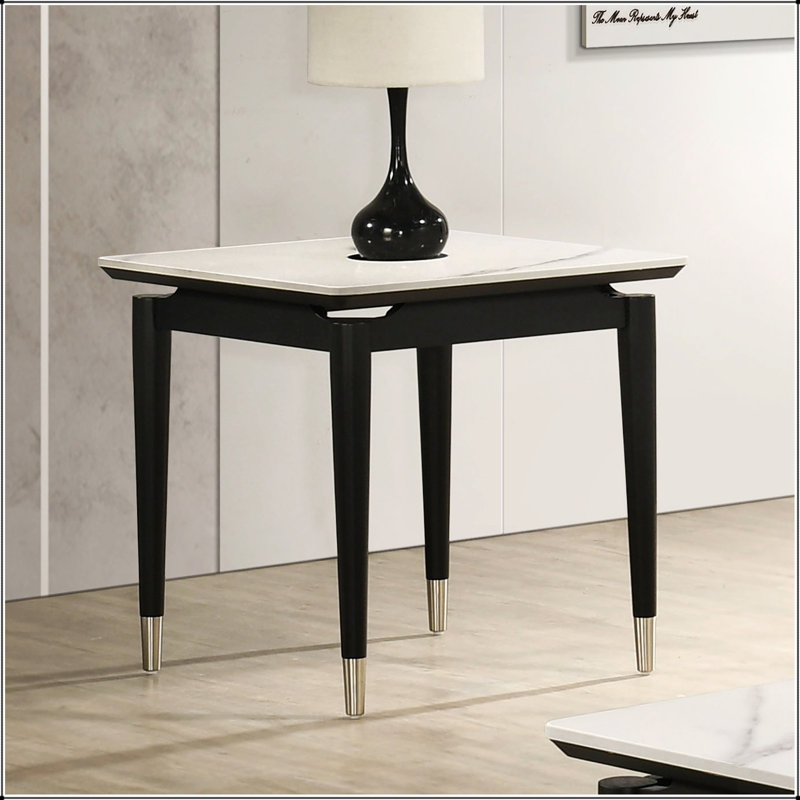 Table d'appoint carrée contemporaine avec plateau en pierre frittée résistante et élégants pieds en forme de flèche à embouts argentés