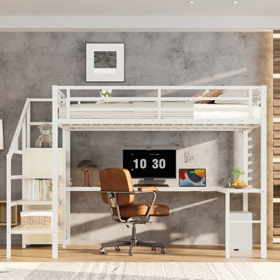 Grand lit mezzanine à grain de bois blanc avec escalier, rangement à DEL et encastré pour le confort de la chambre d'un adulte