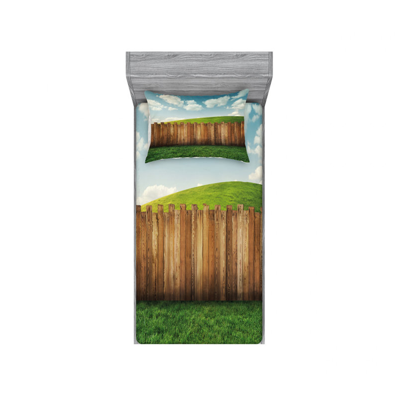 Ensemble de draps en bois avec clôture de jardin sur un terrain pastoral avec ciel nuageux