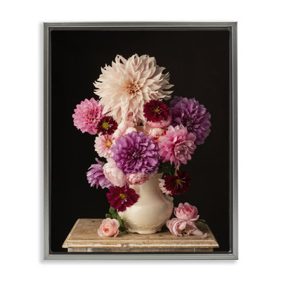 «Full Dahlias Bouquet Floater» par Leah McLean
