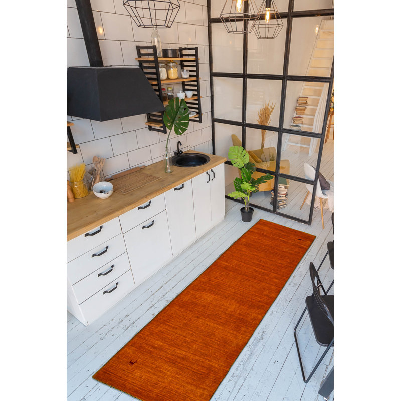 Les tapis Gabbeh sont fabriqués à la main avec des poils très hauts et des motifs très simples et stylisés.