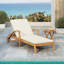 Ensemble de table d'appoint d'extérieur inclinable avec chaise longue en bois d'acacia avec coussin de 2 pouces et table d'appoint pliable à dossier réglable pour véranda au bord de la piscine