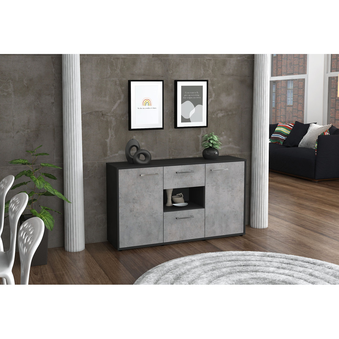 Das Sideboard Denise hat einen Korpus und eine Front (136 x 79 x 35 cm) und verfügt über Metallgriffe.