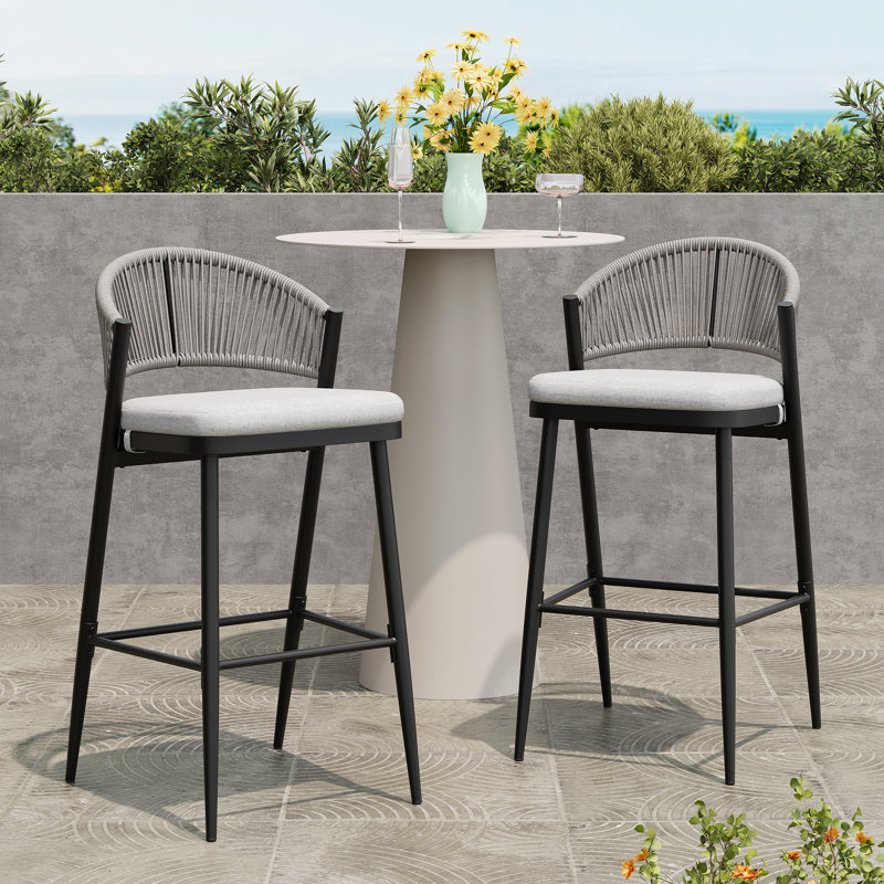Tabourets de bar d'extérieur à structure en métal à hauteur d'assise 30,25 po avec dossier en forme de feston en rotin PE, ensemble de 2, noir mat