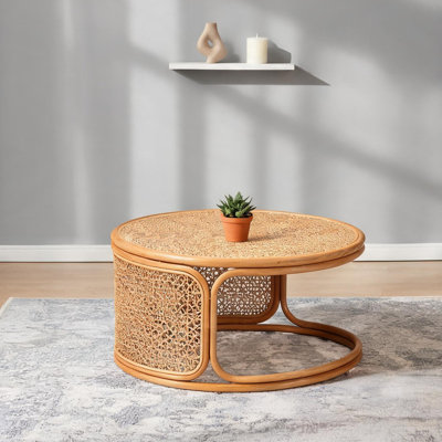 Table basse ronde bohémienne avec tissage en rotin naturel et base tambour ajourée au fini brun miel