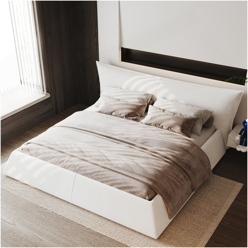 Très grand lit plateforme tapissier avec tête de lit en velours de forme spéciale, structure en métal et bois, beige / blanc
