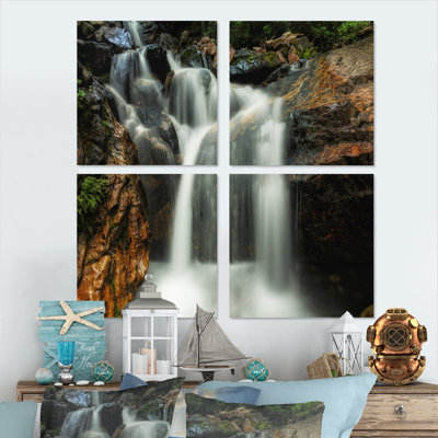 «Slow Motion Waterfall On Rocks - Landscape», reproduction d'art sur toile, ensemble de 4 pièces