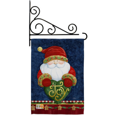 Le père Noël tient le cœur de la joie avec son polyester à 2 faces 19 x 13 po. Ensemble de drapeaux