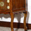 Élégante armoire à deux portes avec accents en laiton