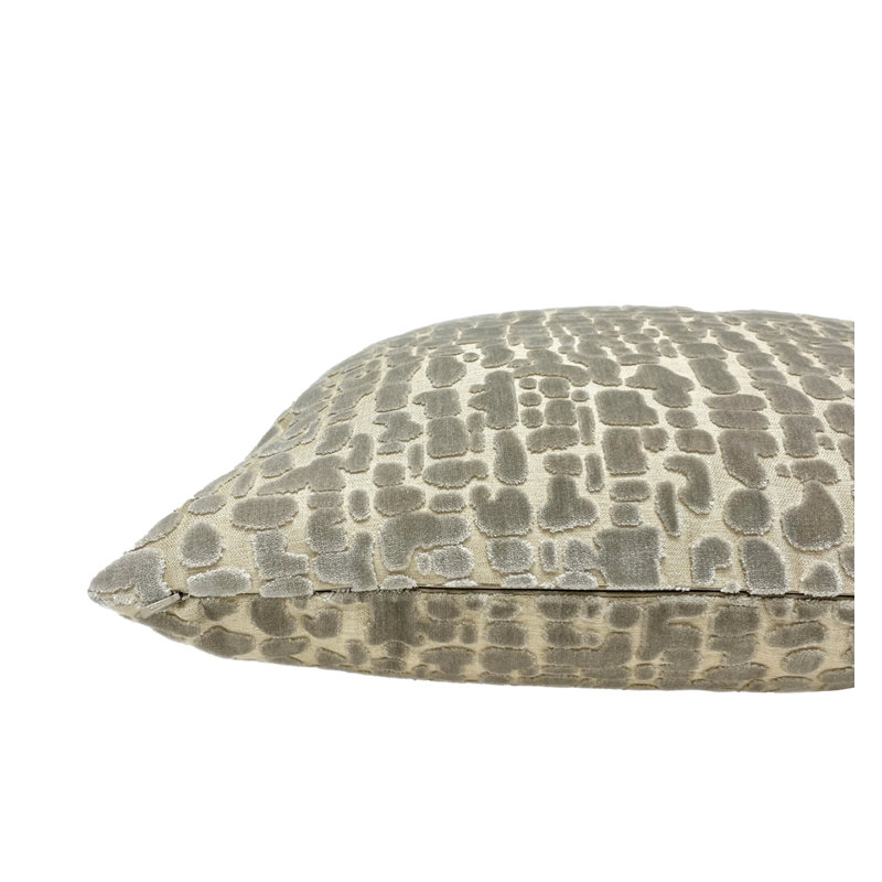 Housse de coussin Velvet Speckles, H 20 po x l 20 po, Pois argent