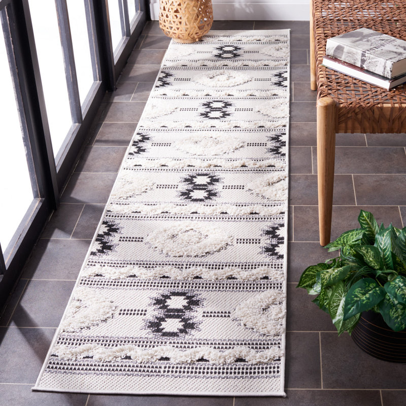 Oumar Area Rug in Ivory/Black, Runner 2' x 8'