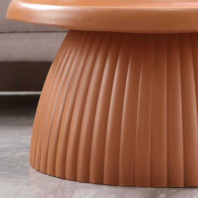 Table basse légère à base cannelée en oxyde de magnésium et terre cuite, Café clair