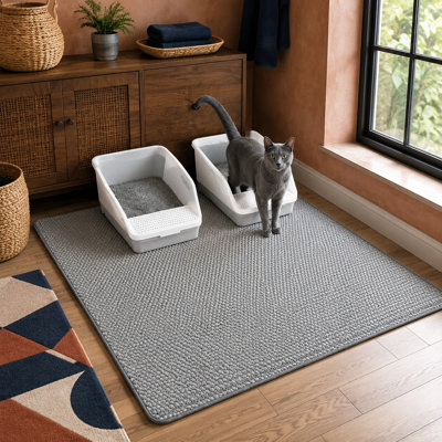 Offrez une couverture de sol extra-large avec ce tapis XL 47 x 28 pouces à double couche pour litière pour chat ; le tapis est imperméable, résistant à l'urine et antidérapant pour une utilisation autour des bacs à litière.