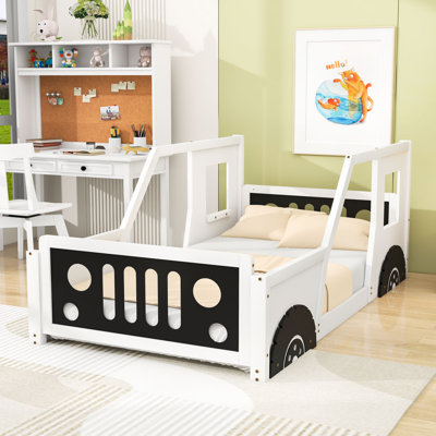 Lit en forme de voiture avec roues et structure en bois robuste