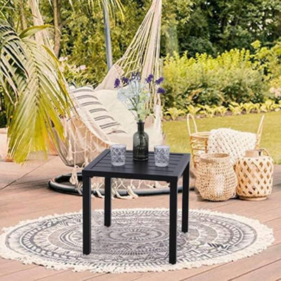 Petite table d'appoint carrée en métal