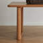 Une table de salle à manger robuste et durable en cerisier-112690830