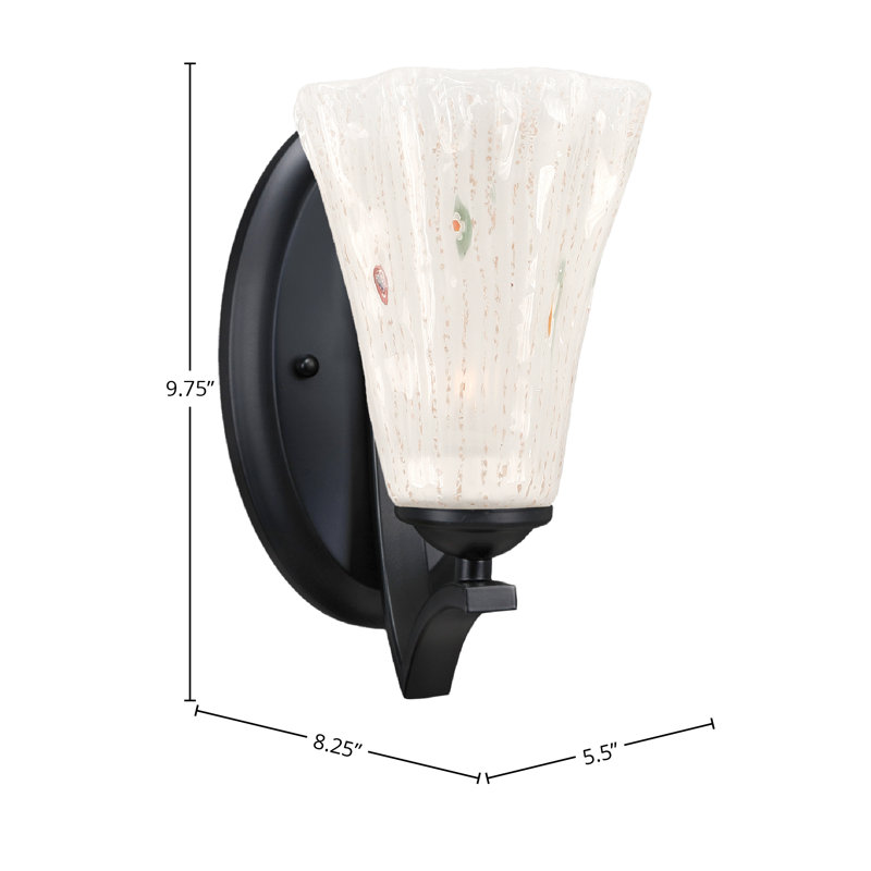 Applique murale Zilo présentée en finition graphite avec verre givré cannelé de 5,5 po, Noir mat