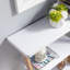 Console contemporaine avec trois tablettes ouvertes - blanc et brun clair