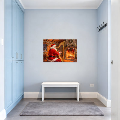 Père Noël jouant de la harpe près du foyer