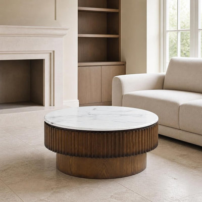 Table basse ronde avec plateau relevable et rangement dissimulé, petite table d'appoint moderne avec plateau effet marbre et piètement cannelé, idéale pour le salon, l'appartement, le bureau et les petits espaces. Construction robuste en bois d'ingénierie.