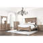 Grand lit en bois massif avec tête de lit en chêne patiné, poteaux et détails remarquables pour la finition de la chambre à coucher, tête de lit au design exceptionnel