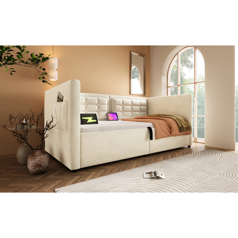 Cadre de lit simple avec et type de charge en C, lit de jour rembourré en velours beige, rangement hydraulique, lattes en bois et dossier pour une chambre à coucher fonctionnelle et confortable