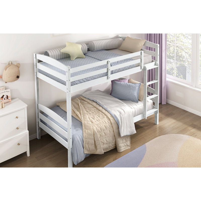 Lit simple au-dessus d'un lit superposé avec structure en bois, finition blanche, garde-corps et lit superposé, sans sommier, idéal pour les soirées pyjama entre amis - en blanc