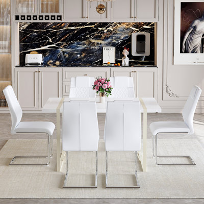 Ensemble de table et de chaises Ensemble de table de salle à manger en MDF blanc de style crème de 55 po x 31,4 po avec chaises avec pieds en métal argenté. Plateau de table en MDF et pieds à structure en métal. Offrant une atmosphère chaleureuse e