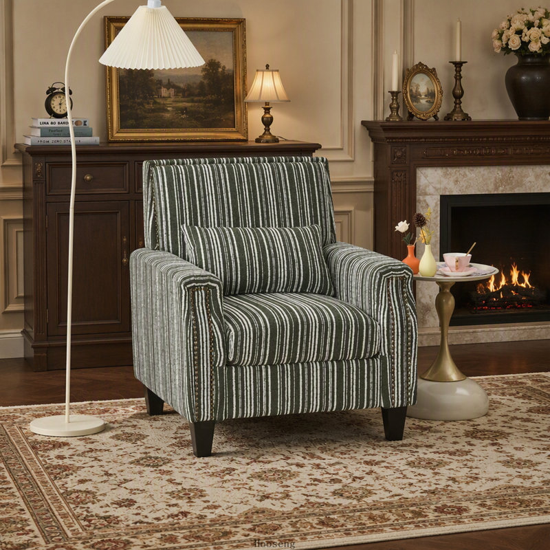 Fauteuil d'appoint rayé vert et blanc avec accoudoirs et garniture cloutée