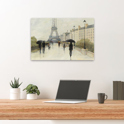 Tour Eiffel française et traditionnelle sous la pluie