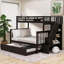 Lit superposé simple au-dessus d'un lit double en bois massif avec lit gigogne simple, rangement intégré et garde-corps, ton brun pour chambre à coucher et dortoir