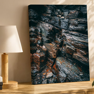 Toile une vue rapprochée d'un mur de roche robuste mettant en vedette une variété de textures et de couleurs principalement gris foncé et créant une toile d'art murale