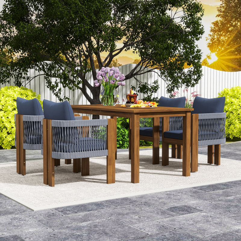 Ensemble repas 5 pièces pour l'extérieur avec 4 chaises à dossier haut tissé en corde, coussins et table à lattes de patio