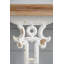 Console en bois blanc vieilli avec motif de volutes ornées pour le hall d'entrée et le décor du salon