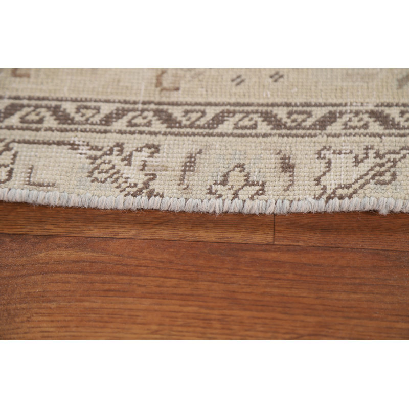 Tapis beige en laine noué à la main de conception unique 6 pi 11 po x 10 pi 3 po années 1970 Rivan