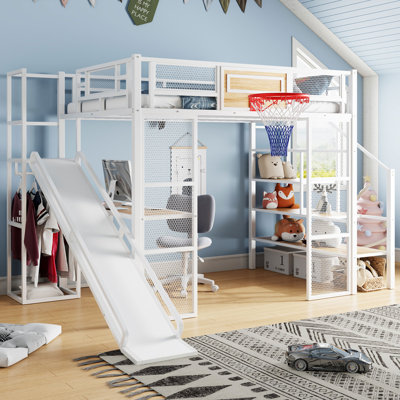 Lit mezzanine double en métal avec bureau intégré, garde-robe ouverte, panier de basketball, glissade et escalier
