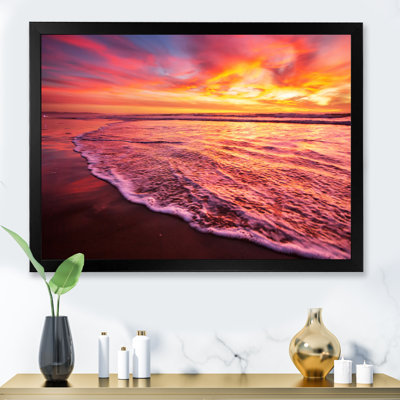 Coucher de soleil rose foncé et jaune au-dessus de l'océan - reproduction sur toile