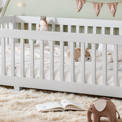 Lit grand format avec garde-corps et porte pour enfants
